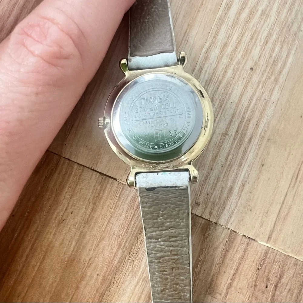 Vintage Timex ladies gold tone white leather dress watch NEW BATTERY